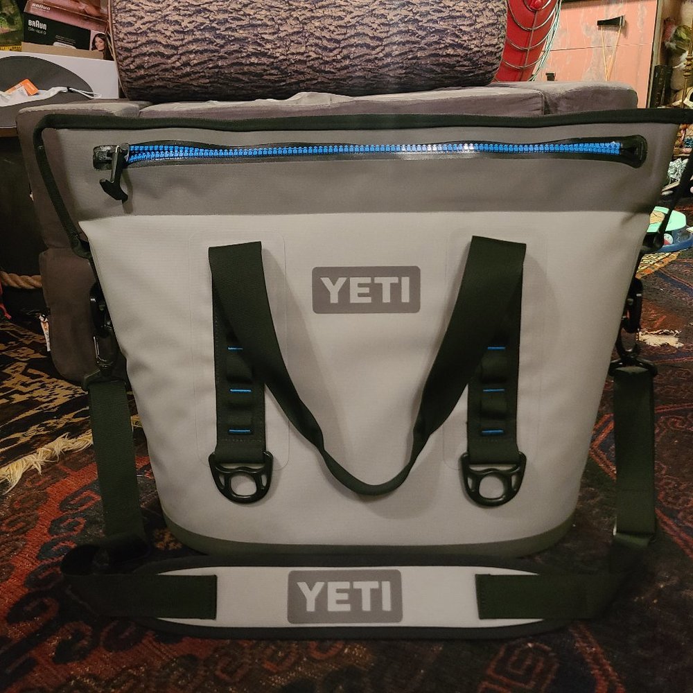 LIKE NEW YETI Hopper Two M30 Fog Grey